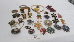 A mixed lot of vintage brooches etc