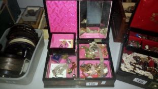 A jewellery box containing assorted costume jewellery