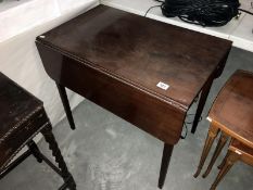 An Edwardian mahogany pembroke table with drawer