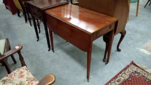 An Edwardian mahogany pembroke table with drawer