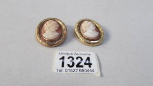 2 gold brooches set shell cameos