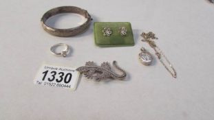 A mixed lot of silver jewellery including lizard brooch, bangle,