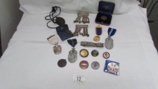 A mixed lot of badges,