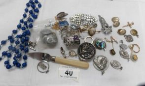 A mixed lot of costume jewellery