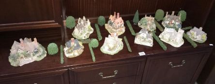 A collection of unboxed Lilliput Lane houses (some a/f)