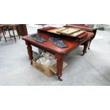 A mahogany dining table with 2 extra leaves