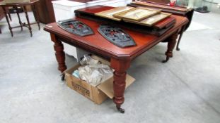 A mahogany dining table with 2 extra leaves