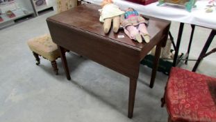 A mahogany tapered leg Pembroke table