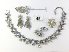 A diamonte necklace, a pair of diamonte earrings, 2 diamonte brooches and a pearl brooch