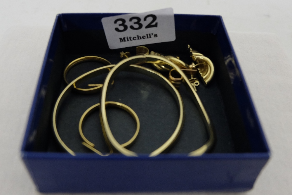 2 x 9ct gold lady’s bangles & 3 pairs of gold drop earrings (5)