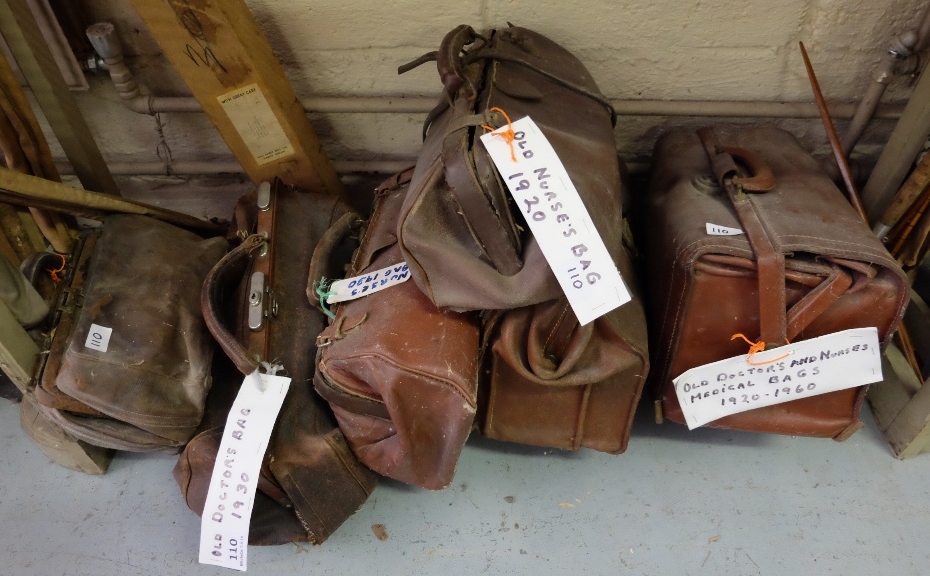 6 Doctors & Nurses Leather medical bags 1920 - 1960