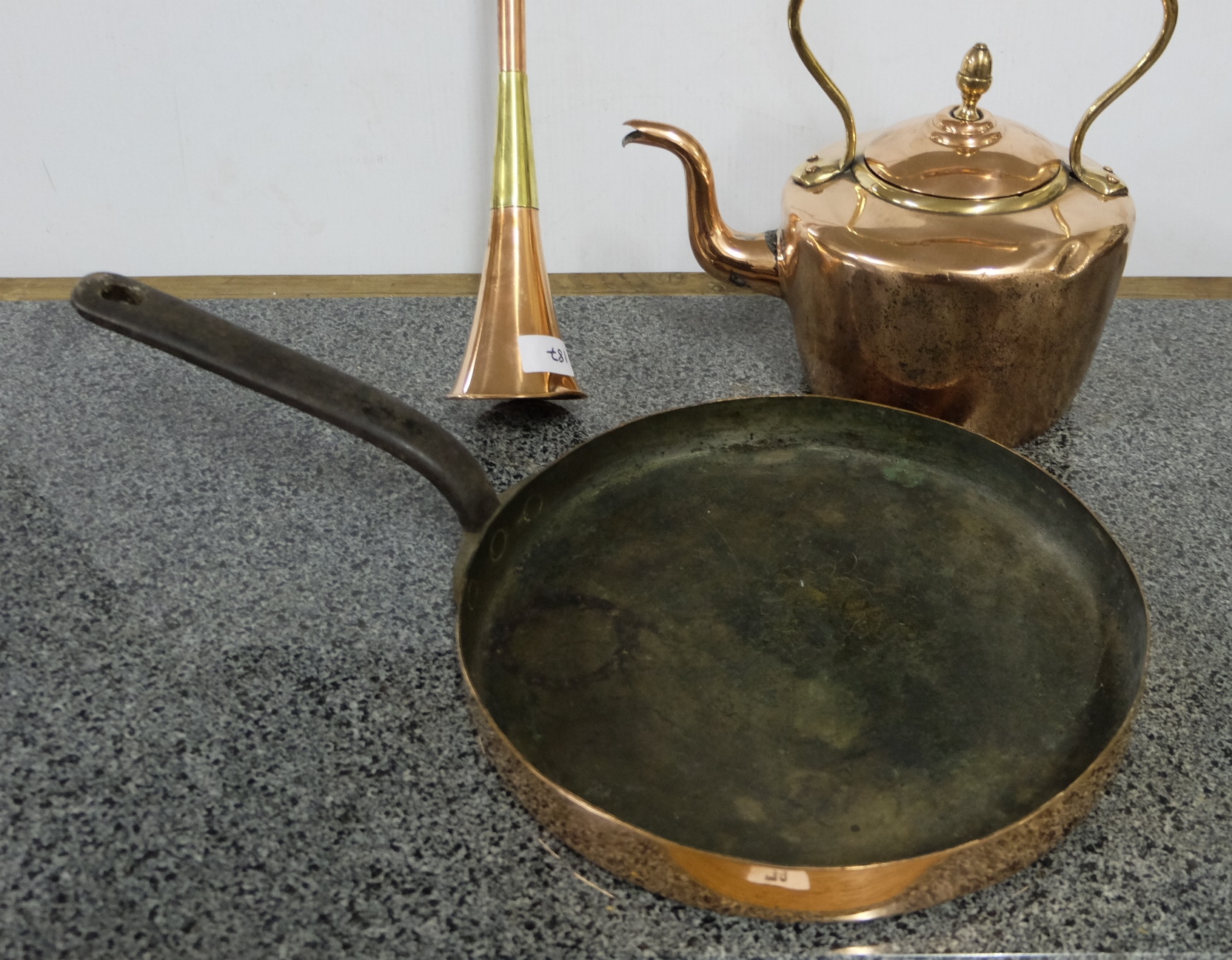 3 copper items – kettle, round fry pan & hunting bugle (3), all polished - Image 2 of 2