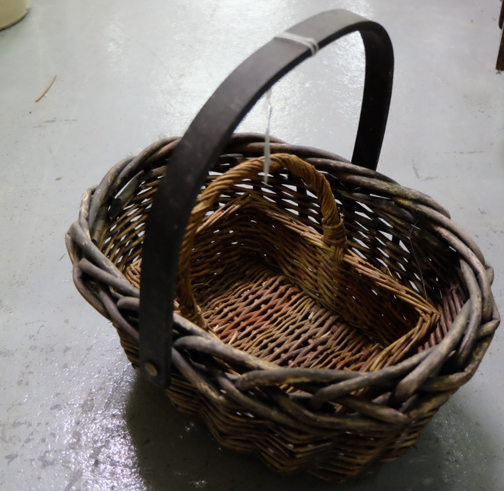 9 old wicker baskets, with handles. - Image 2 of 2