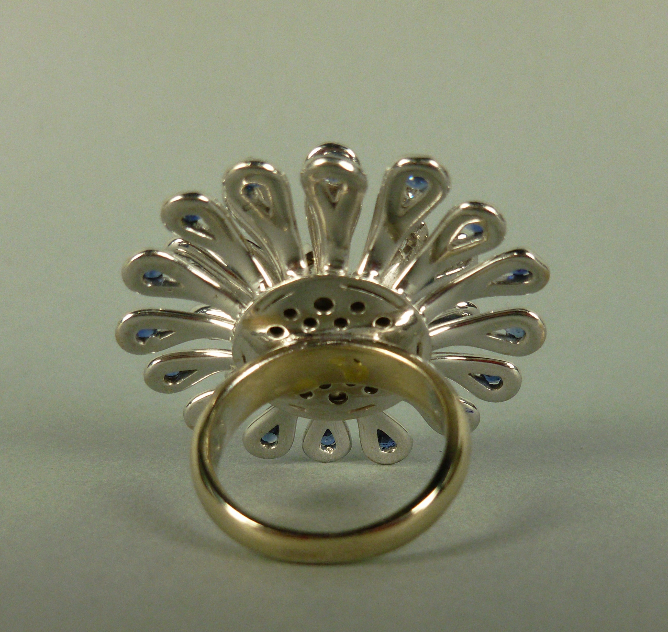 Grande anello in oro bianco a forma di fiore con petali di zaffiri Ceylon, ct. 1,5 ca. totali, e - Image 4 of 5