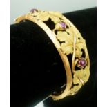 Bracciale rigido in oro giallo 18 kt. tipo Buccellati con rubini cabochon taglio ovale, ct. 1,20 ca.