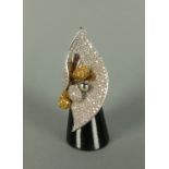 Grande anello in oro bianco e giallo 18 kt. con pavè di diamanti taglio brillante rotondo, ct. 3,5