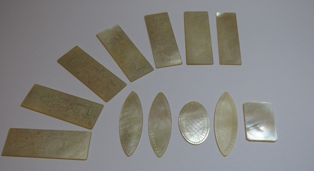 LARGE QUANTITY OF LATE 19TH/EARLY 20TH CENTURY MOTHER OF PEARL MAHJONG COUNTERS INCLUDING