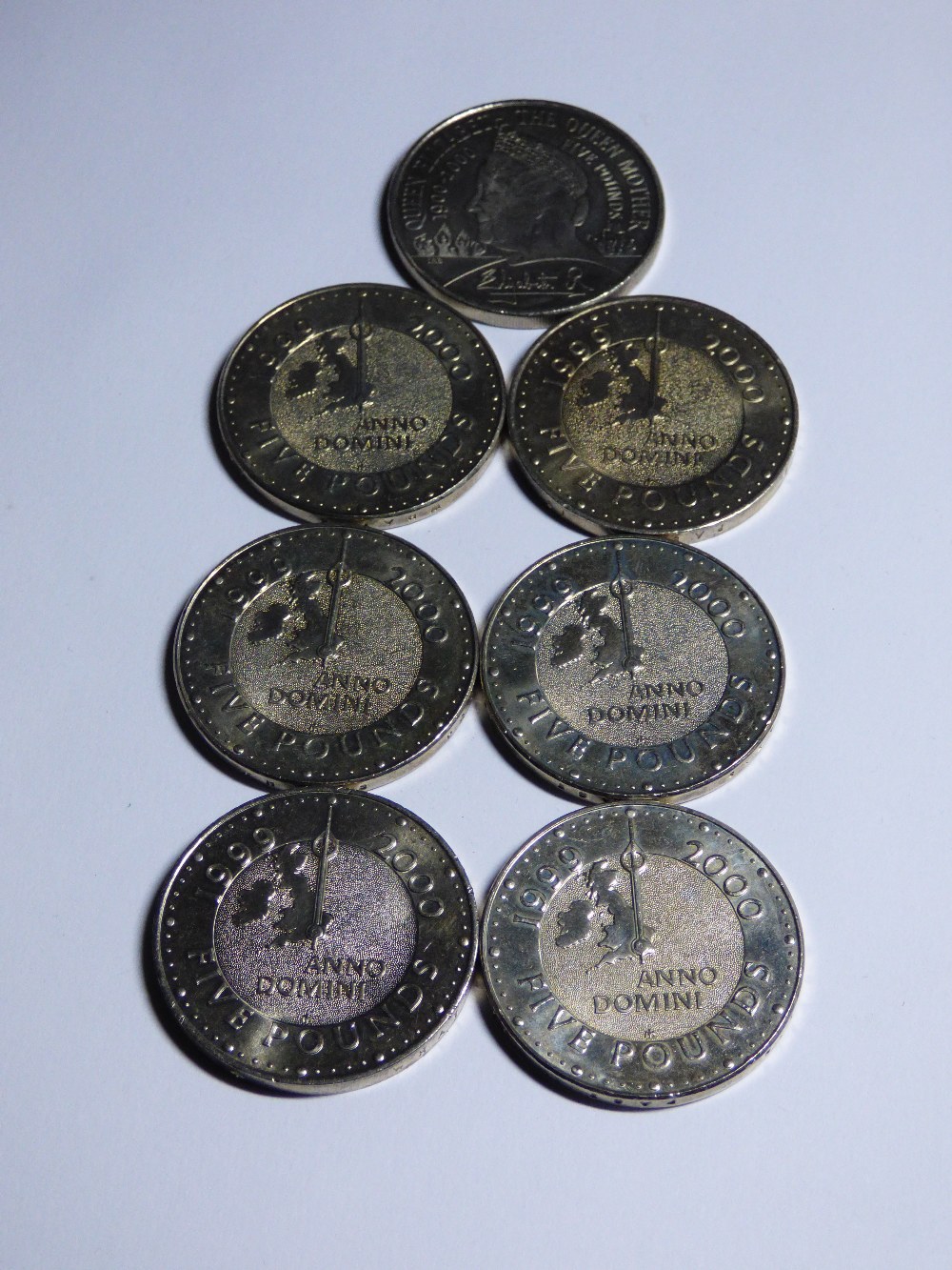 SELECTION OF GB COINS INCLUDING £5 MILLENNIUM COINS AND A QUEEN ELIZABETH THE QUEEN MOTHER £5 COIN