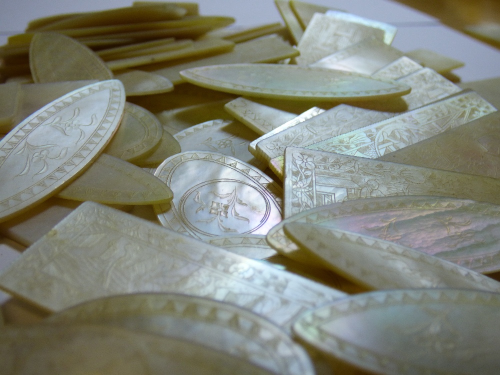 LARGE QUANTITY OF LATE 19TH/EARLY 20TH CENTURY MOTHER OF PEARL MAHJONG COUNTERS INCLUDING - Image 2 of 2