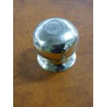 UNMARKED WHITE METAL AND PARCEL GILT POMMEL INKWELL INSET WITH WILLIAM III COIN TO LID