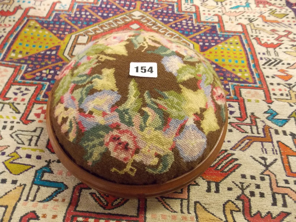 VICTORIAN STYLE BUTTON FOOTSTOOL