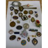 BAG OF MISCELLANEOUS LAPEL,