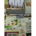 ASSORTMENT OF GB FIRST DAY COVERS, LOOSE POSTAGE STAMPS,