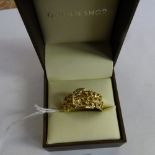 GENTLEMANS 9CT YELLOW GOLD AND DIAMOND CHIP BUCKLE RING 5.