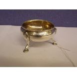 HM LONDON SILVER TABLE SALT ON PAD FEET WITH GADROONED RIM AND SILVER GILT INTERIOR. 1.