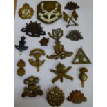 SELECTION OF VINTAGE AND REPRODUCTION BRITISH MILITARIA INCLUDING RAF INSIGNIA BADGES,