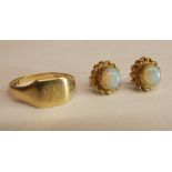 A PAIR OF 9CT GOLD OPAL STUD EARRINGS AND LADIES YELLOW GOLD SIGNET RING 3G APPROX