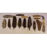 SELECTION OF ANTLER HORN AND BONE BACKED POCKET KNIVES AND MILITARY TYPE EXAMPLES