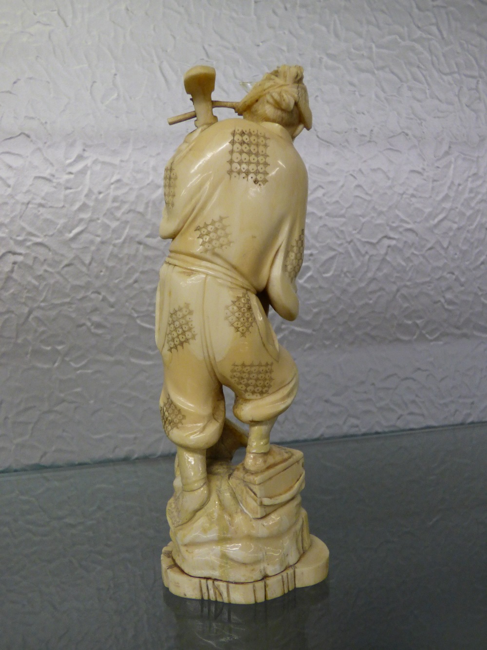 JAPANESE IVORY OKIMONO OF A MUSICIAN - Image 2 of 3