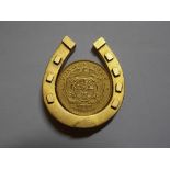 SOUTH AFRICAN GOLD ONE POND 1898 COIN MOUNTED IN UNMARKED YELLOW METAL HORSESHOE BROOCH -17.