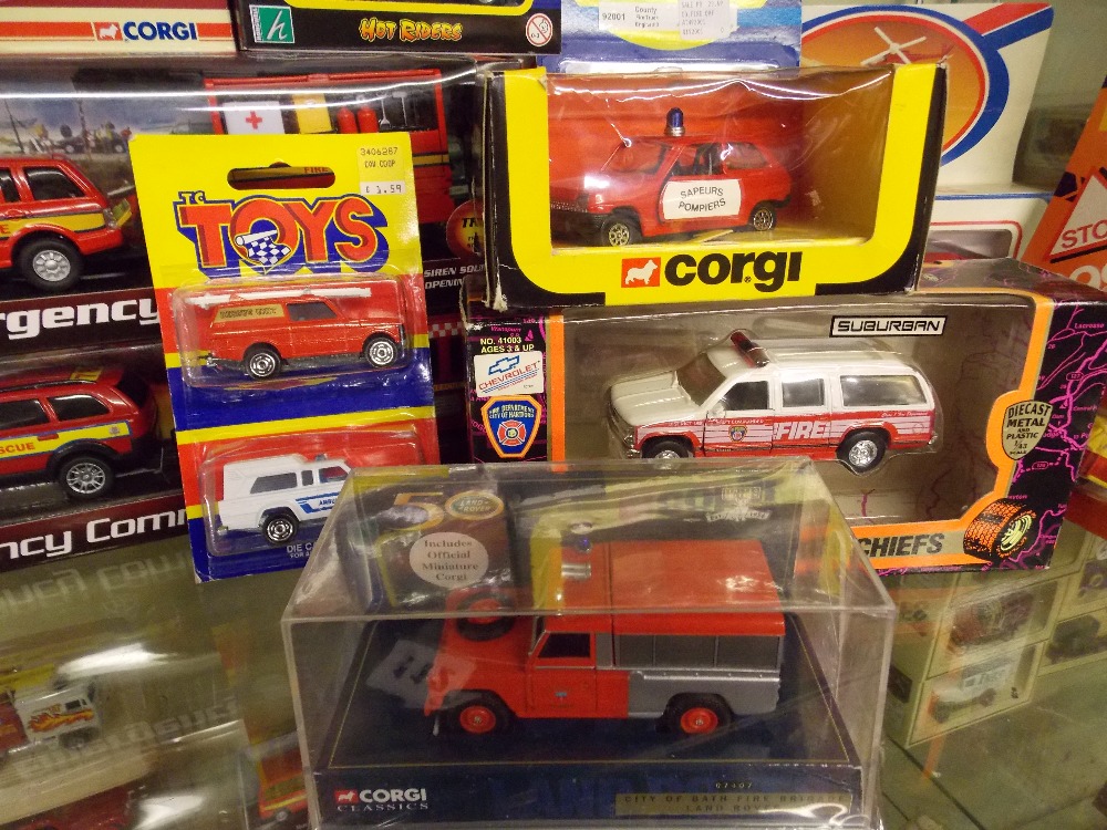 SHELF OF MINT AND BOXED DIECAST MODELS OF FIRE ENGINES, CORGI CLASSICS, FIRE RESCUE KING, - Image 5 of 5