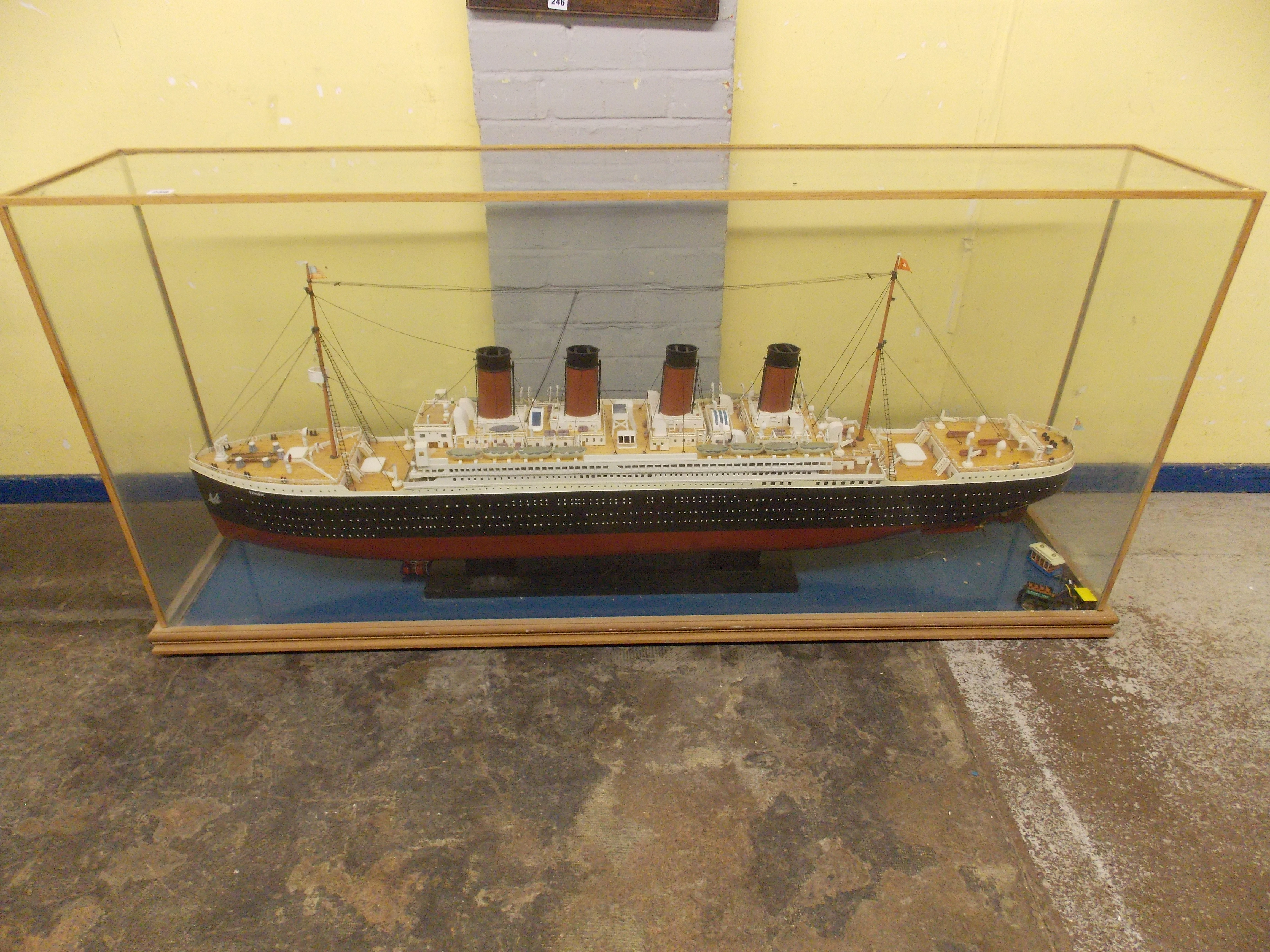 SCALE MODEL OF RMS TITANIC IN GLAZED CASE 171 X 80 X 34CM