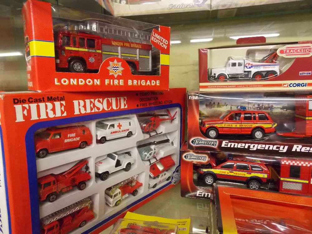 SHELF OF MINT AND BOXED DIECAST MODELS OF FIRE ENGINES, CORGI CLASSICS, FIRE RESCUE KING, - Image 2 of 5