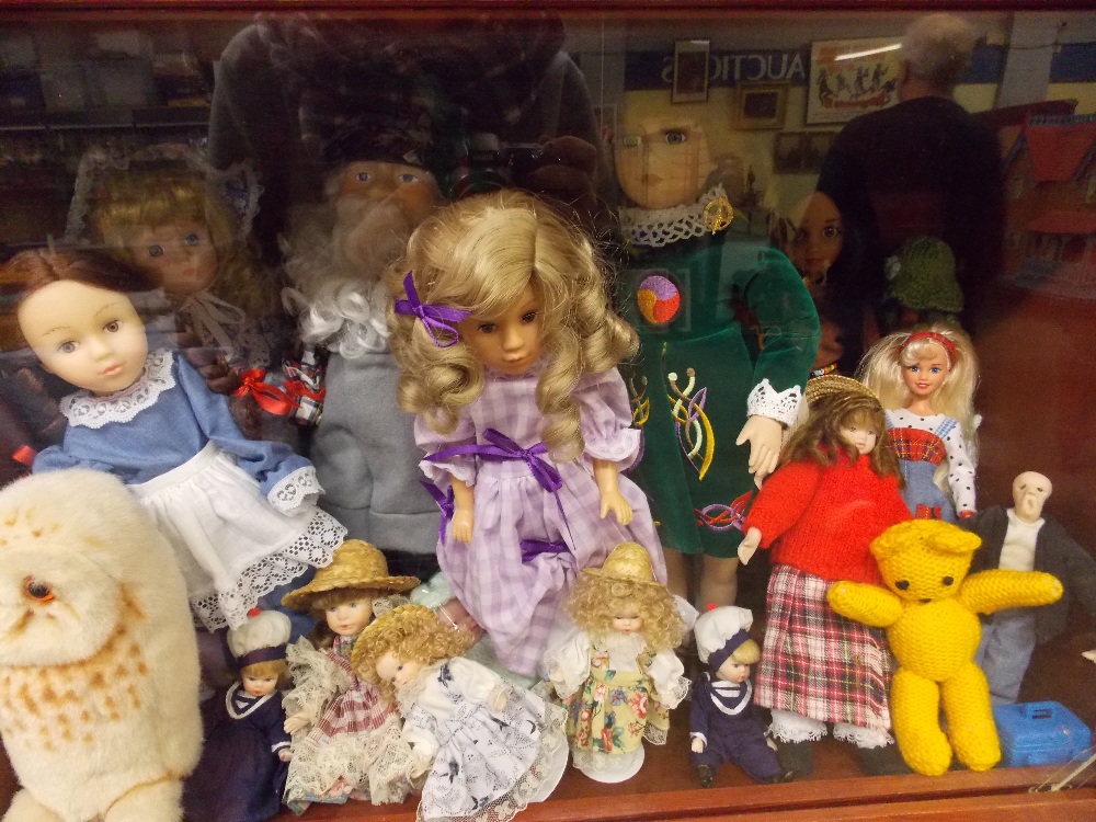 GLAZED DISPLAY CABINET OF VARIOUS DRESS DOLLS - Image 3 of 3