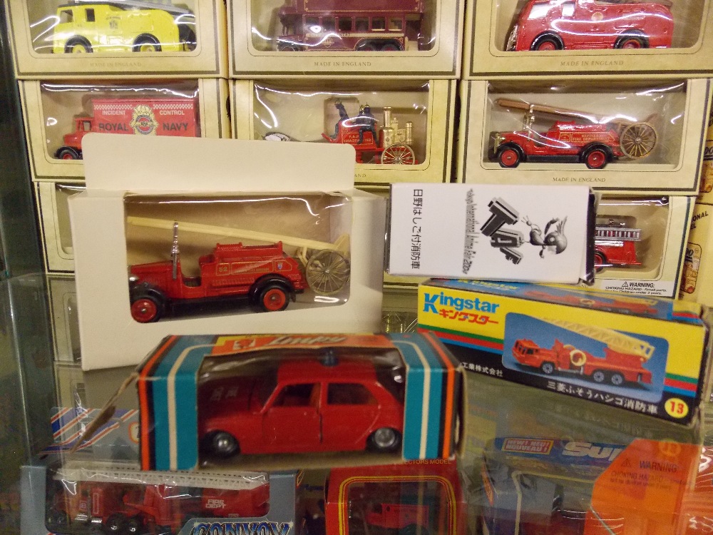 SHELF OF MINT AND BOXED LLEDO AND MODELS OF DAYS GONE BY FIRE ENGINES - Image 4 of 4