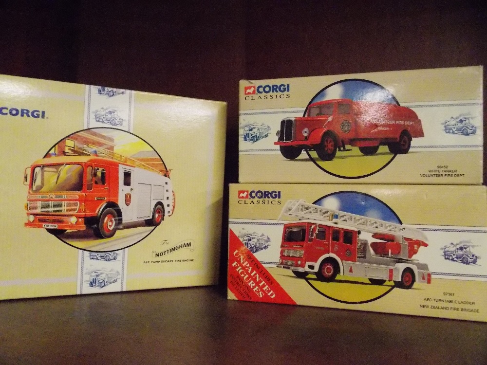 SHELF OF MINT AND BOXED CORGI FIRE ENGINES INC THE AEC PUMP CLEVELAND AND FIRE ESCAPE ENGINE 21802, - Image 4 of 5