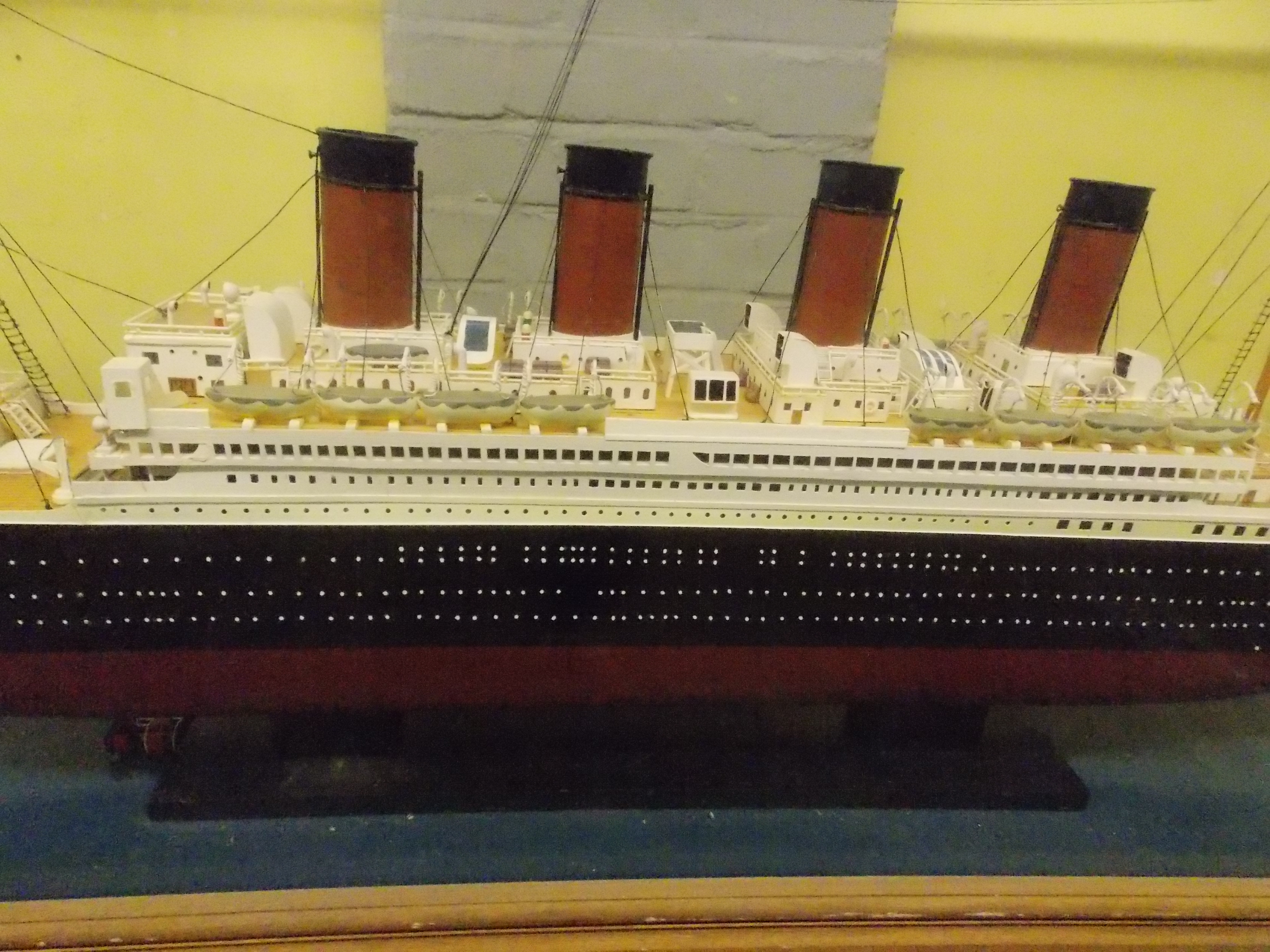 SCALE MODEL OF RMS TITANIC IN GLAZED CASE 171 X 80 X 34CM - Image 2 of 3