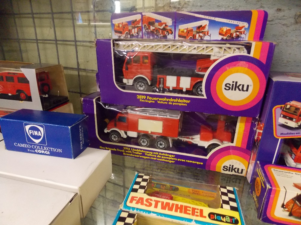 SHELF OF MINT AND BOXED MISCELLANEOUS FIRE ENGINES AND TRUCKS BY SIKU, MAJORETTE, PLAYART, - Image 4 of 5
