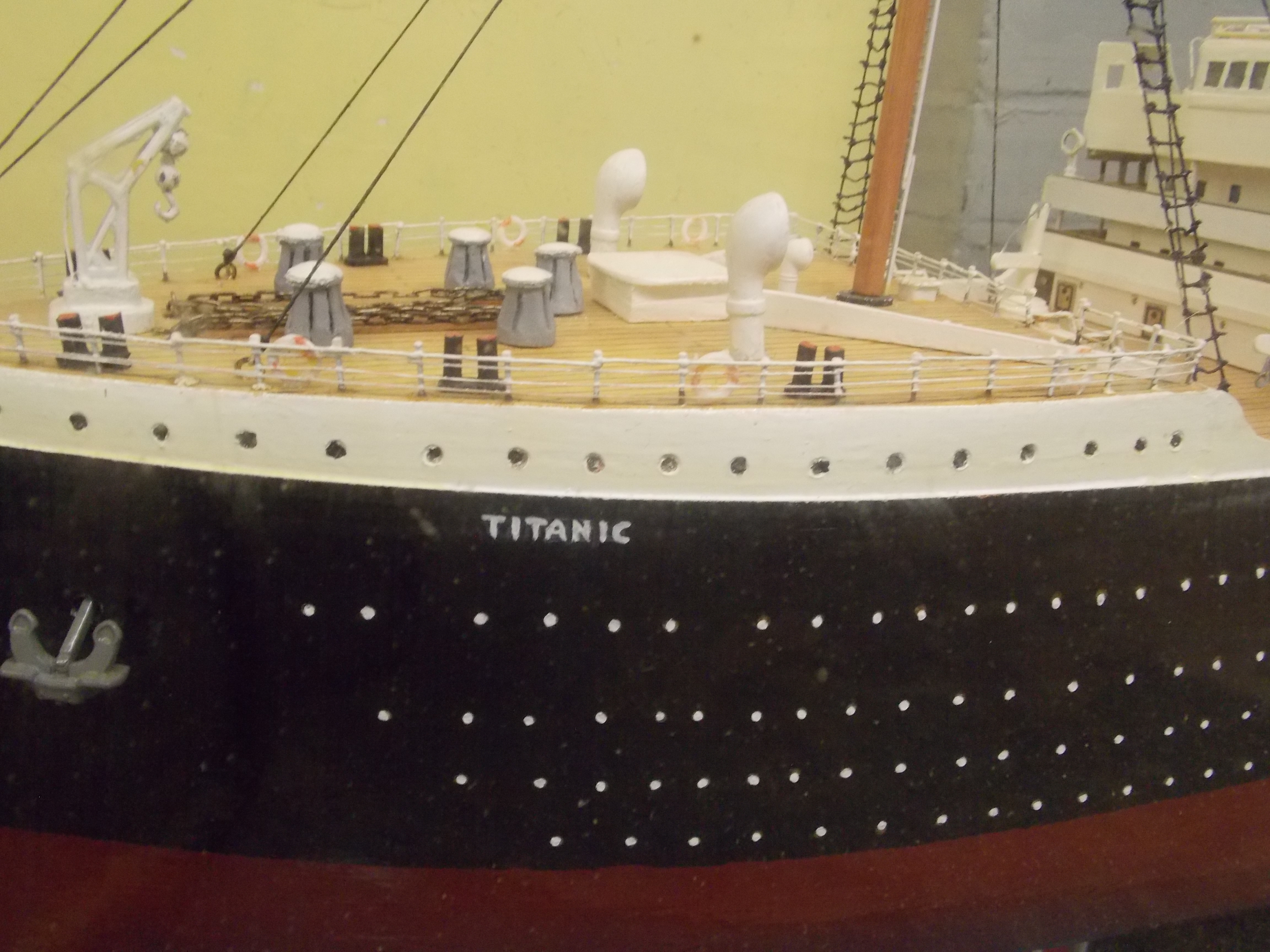 SCALE MODEL OF RMS TITANIC IN GLAZED CASE 171 X 80 X 34CM - Image 3 of 3