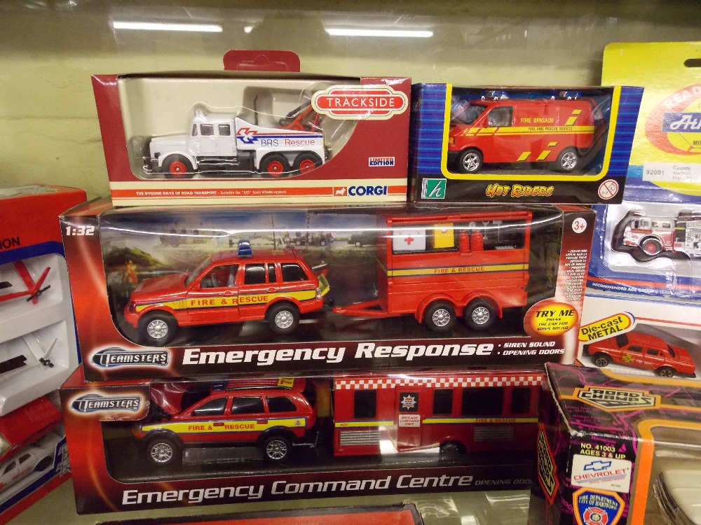 SHELF OF MINT AND BOXED DIECAST MODELS OF FIRE ENGINES, CORGI CLASSICS, FIRE RESCUE KING, - Image 4 of 5