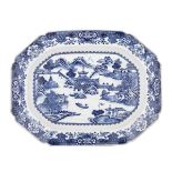 FINE BLUE AND WHITE PLATTER, QIANLONG PERIOD (1736-1795) 清乾隆 青花山水圖盤 The cavetto with a landscape