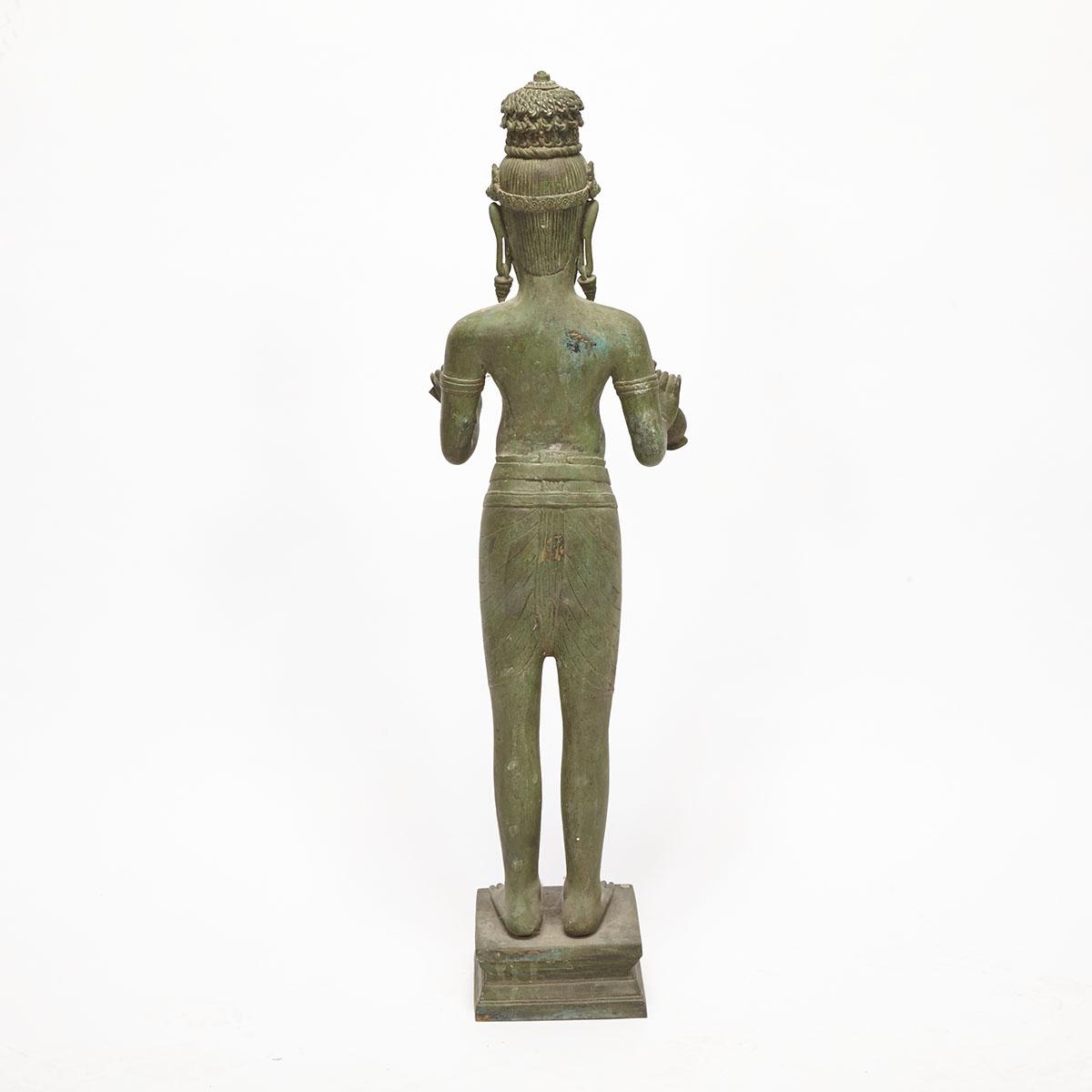 AN UNUSUAL SOUTHEAST ASIAN STANDING BUDDHA, POSSIBLY 19TH CENTURY OR EARLIER 19世紀或更早 東南亞 銅鑄男相菩薩 - Image 4 of 4