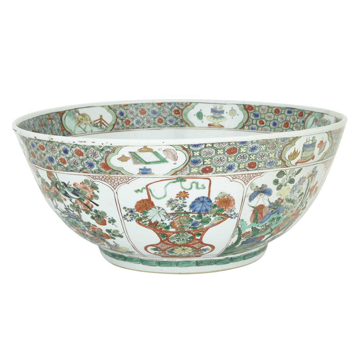 A MASSIVE FAMILLE-VERTE WUCAI PUNCH BOWL, MARK AND PERIOD OF KANGXI (1662-1772) 清康熙 五彩牡丹瑞果紋大碗 Finely - Image 7 of 10