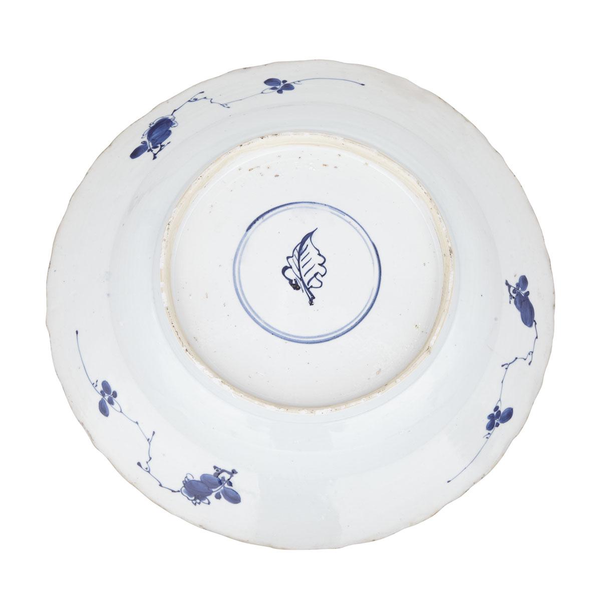 A LARGE BLUE AND WHITE CHARGER, MARK AND OF KANGXI PERIOD (1662-1722) 清康熙 青花花卉蓮瓣紋盤 Of a lotus flower - Image 2 of 2