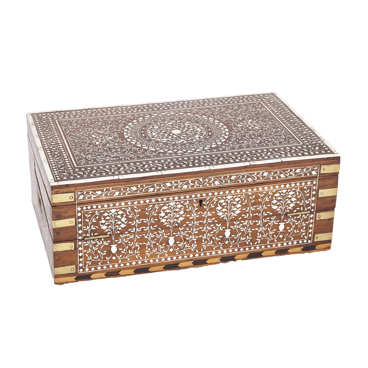 AN ANGLO-INDIAN IVORY-INLAID BOX, HOSHIARPUR, LATE 19TH CENTURY 印度19世紀 嵌象牙文房盒 霍斯希亞爾普爾工藝