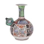 A CHINESE IMARI EWER, KENDI, 19TH CENTURY 19世紀 中國伊萬里燒軍持 With a bulbous body rising to a narrow